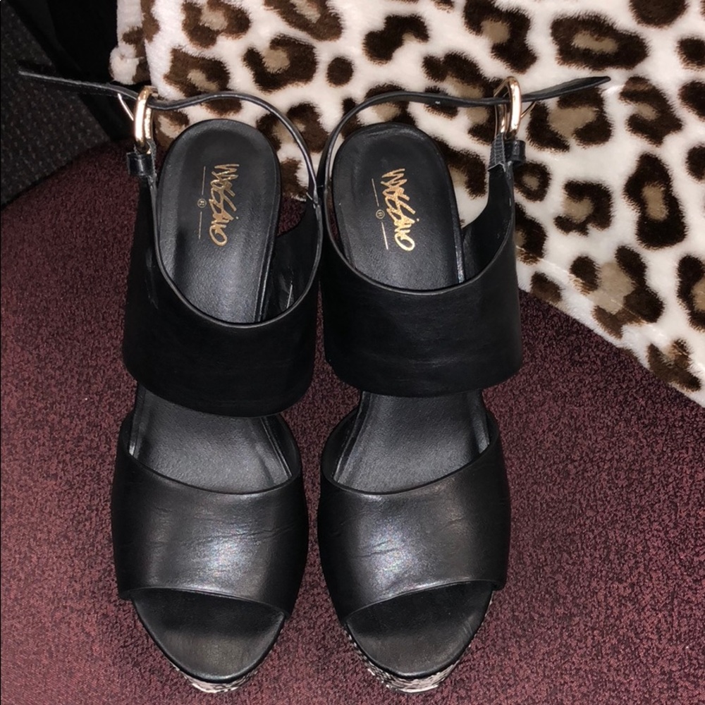 Women’s size 8 wedges